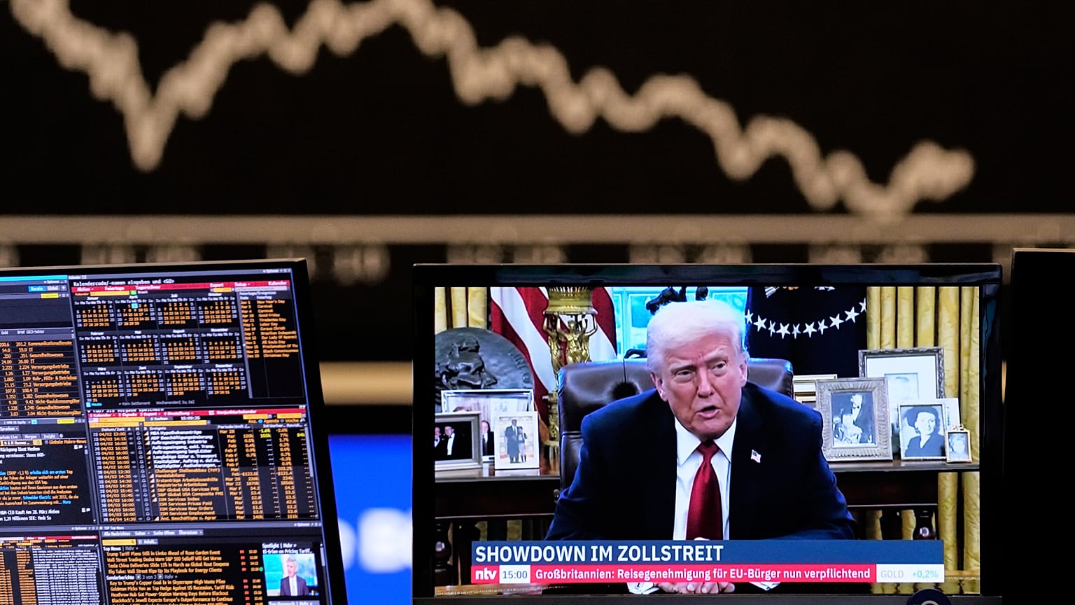 ABD Başkanı Donald Trump, 2 Nisan 2025 Çarşamba günü Almanya'nın Frankfurt kentindeki borsada bir televizyon ekranında görünüyor.