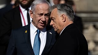 El primer ministro israelí, Benjamin Netanyahu, a la izquierda, y el primer ministro húngaro, Viktor Orban, a la derecha, hablan durante una ceremonia en Budapest.