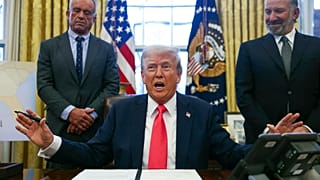 ترامب يتحدث للصحفيين بحضور الوزيرين روبرت كينيدي الابن وهوارد لوتنيك في المكتب البيضاوي، 25 فبراير 2025.