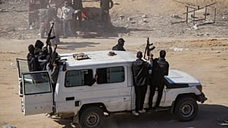 АРХИВ. Бойцы ХАМАС охраняют грузовики с гуманитарной помощью в Рафахе, 21 января 2025 года.
