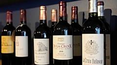 Φιάλες ευρωπαϊκών κρασιών εκτίθενται στο DECANTsf Bottle Shop and Bar στο Σαν Φρανσίσκο. 13 Μαρτίου 2025.