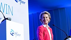 Kommissionschefin Ursula von der Leyen im Jahr 2021 in der Pfizer-Impfstoffproduktionsanlage in Puurs-Sint-Amands, Belgien.