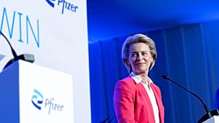 Ursula von der Leyen, chef de la Commission, en 2021 sur le site de production de vaccins de Pfizer à Puurs-Saint-Amand, en Belgique.