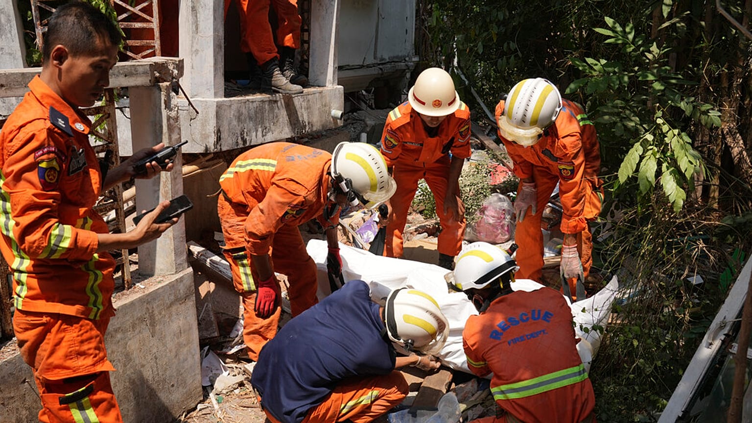 Des sauveteurs du Myanmar récupèrent un corps dans un immeuble effondré à la suite du tremblement de terre de vendredi à Naypyitaw, Myanmar, mardi 1er avril 2025.