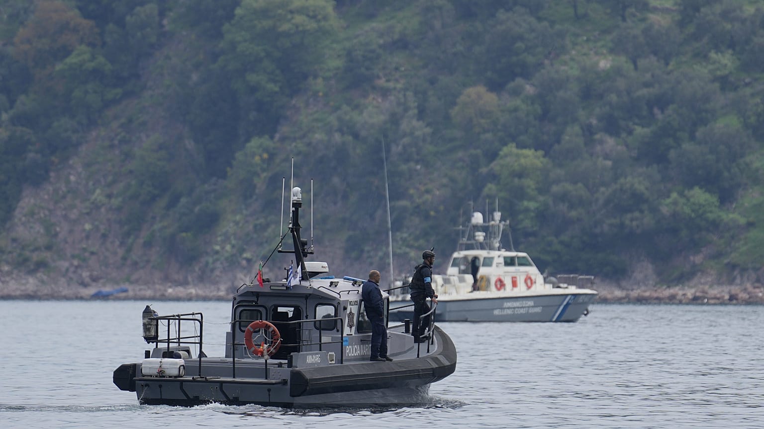 Frontex et les garde-côtes grecs participent aux recherches après le chavirement d'un bateau de migrants au large de Lesbos, 3 avril 2025.