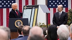 Präsident Donald Trump spricht während einer Veranstaltung zur Ankündigung neuer Zölle im Rosengarten des Weißen Hauses, Mittwoch, 2. April 2025.
