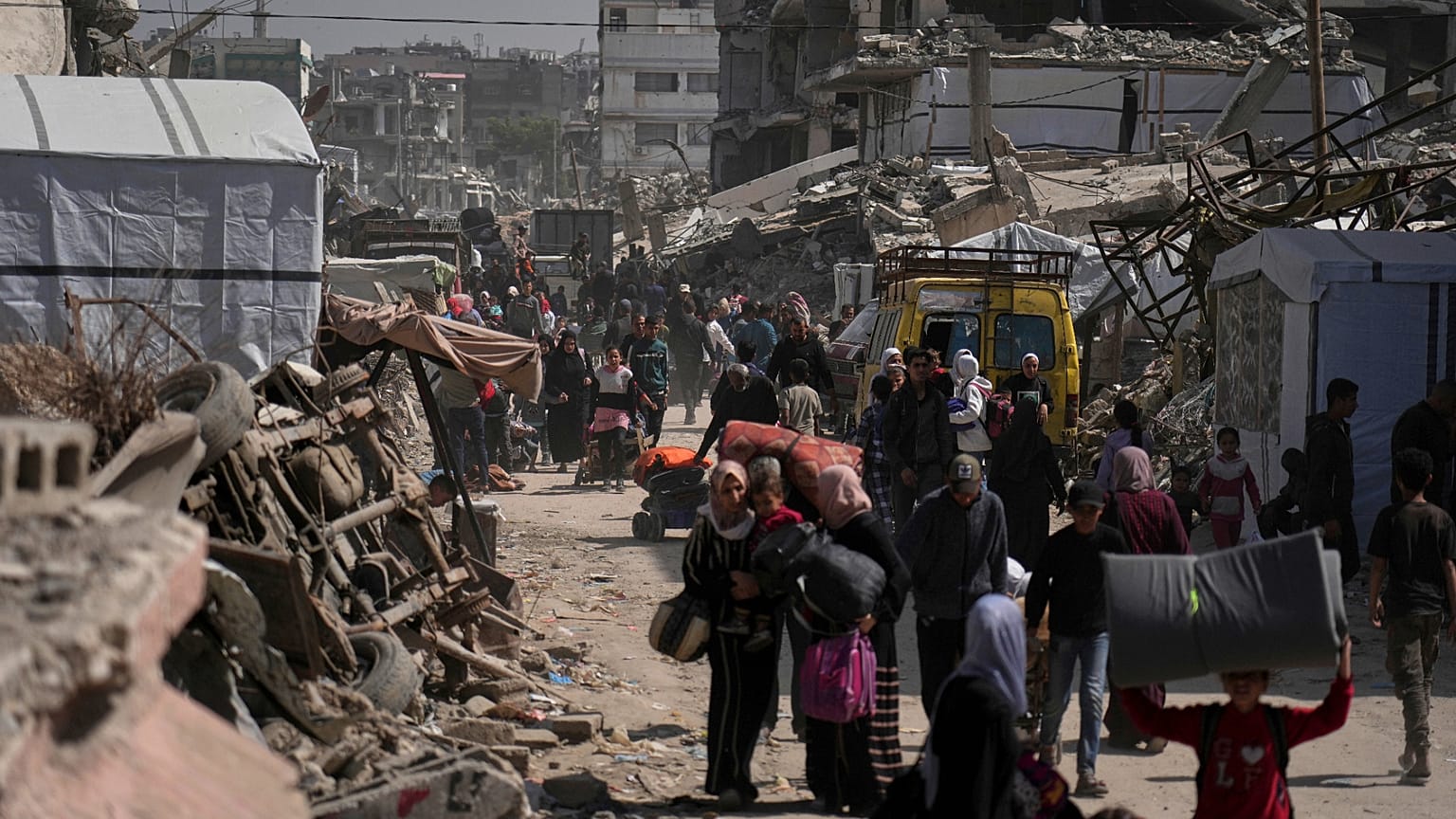 Palestinesi sfollati fuggono da Shijaiyah dopo che l'esercito israeliano ha emesso ordini di evacuazione nell'area, 3 aprile 2025