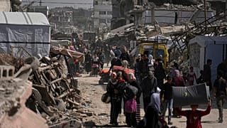 Palestinesi sfollati fuggono da Shijaiyah dopo che l'esercito israeliano ha emesso ordini di evacuazione nell'area, 3 aprile 2025