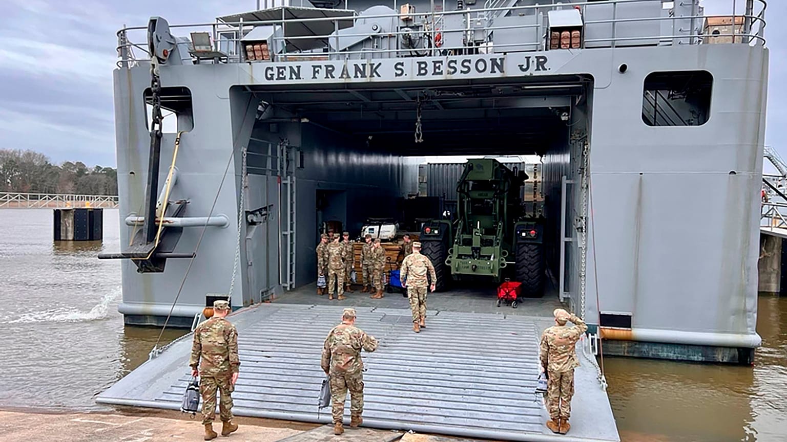  تستعد السفينة العسكرية USAV الجنرال فرانك إس. بيسون (LSV-1) لمغادرة قاعدة لانغلي-يوستيس بفيرجينيا، السبت 9 مارس 2024، متجهة إلى شرق المتوسط