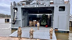  La USS General Frank S. Bison (LSV-1) si prepara a lasciare Langley-Eustis, Virginia, sabato 9 marzo 2024, diretta nel Mediterraneo orientale.