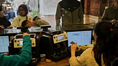 الناس يتبادلون الأوراق النقدية بالدولار الأمريكي في متجر لصرف العملات ، في اسطنبول ، تركيا ، الخميس ، 3 أبريل ، 2025.