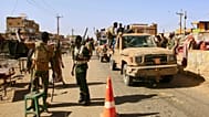 يصل الجنود إلى سوق العلافة، في منطقة استعادها الجيش السوداني مؤخرا من قوات الدعم السريع شبه العسكرية، في منطقة الكلالة، على بعد 40 كيلومترا جنوب الخرطوم، السودان، الخميس 27 ما