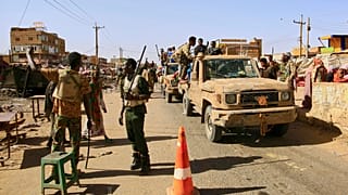 يصل الجنود إلى سوق العلافة، في منطقة استعادها الجيش السوداني مؤخرا من قوات الدعم السريع شبه العسكرية، في منطقة الكلالة، على بعد 40 كيلومترا جنوب الخرطوم، السودان، الخميس 27 ما