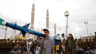 أنصار الحوثيين يحضرون مسيرة ضد الضربات التي تقودها الولايات المتحدة ضد اليمن ودعم الفلسطينيين في قطاع غزة ، في صنعاء ، اليمن ، الجمعة ، فبراير. 16, 2024.