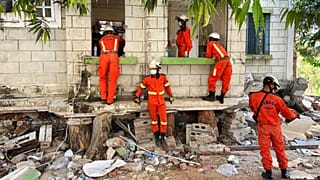 Burmesische Rettungskräfte suchen in den Trümmern eines eingestürzten Gebäudes nach dem Erdbeben am Freitag in Naypyitaw, Myanmar, Donnerstag, 3. April 2025