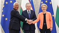 Der Chef des Europäischen Rates António Costa (L), der usbekische Präsident Shavkat Mirziyoyev und die Präsidentin der Europäischen Kommission Ursula von der Leyen in Samarkand, Usbekistan, am 3. April 2025
