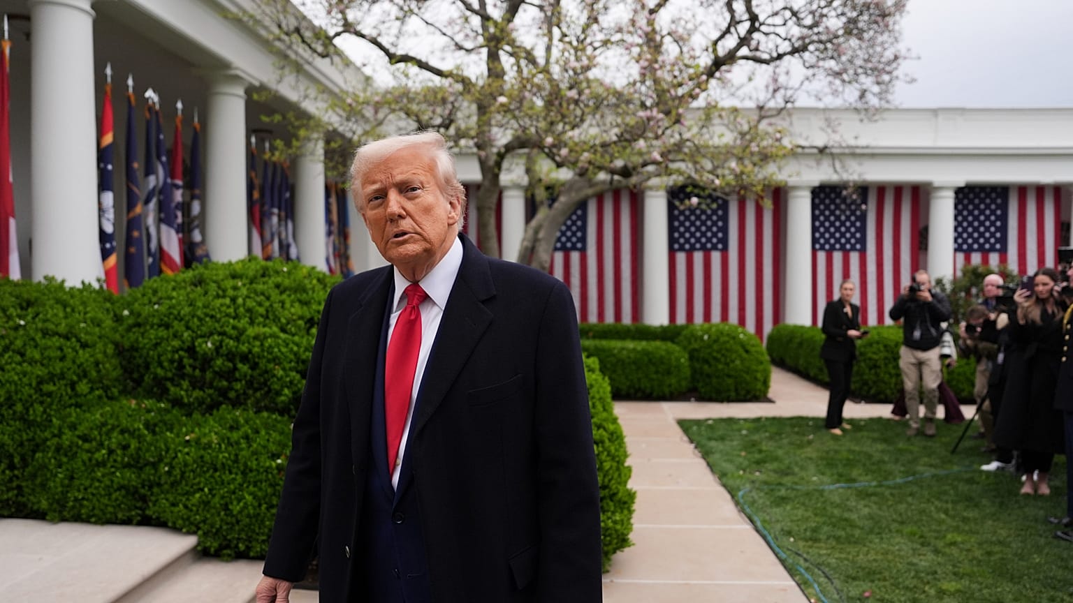 El presidente Donald Trump se marcha tras firmar una orden ejecutiva en un acto para anunciar nuevos aranceles en la Rosaleda de la Casa Blanca. 2 de abril de 2025.