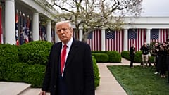 Präsident Donald Trump verlässt das Gebäude, nachdem er eine Durchführungsverordnung bei einer Veranstaltung zur Ankündigung neuer Zölle im Rosengarten des Weißen Hauses unterzeichnet hat, Mittwoch, 2. April 2025.