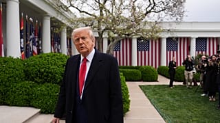 El presidente Donald Trump se marcha tras firmar una orden ejecutiva en un acto para anunciar nuevos aranceles en la Rosaleda de la Casa Blanca. 2 de abril de 2025.