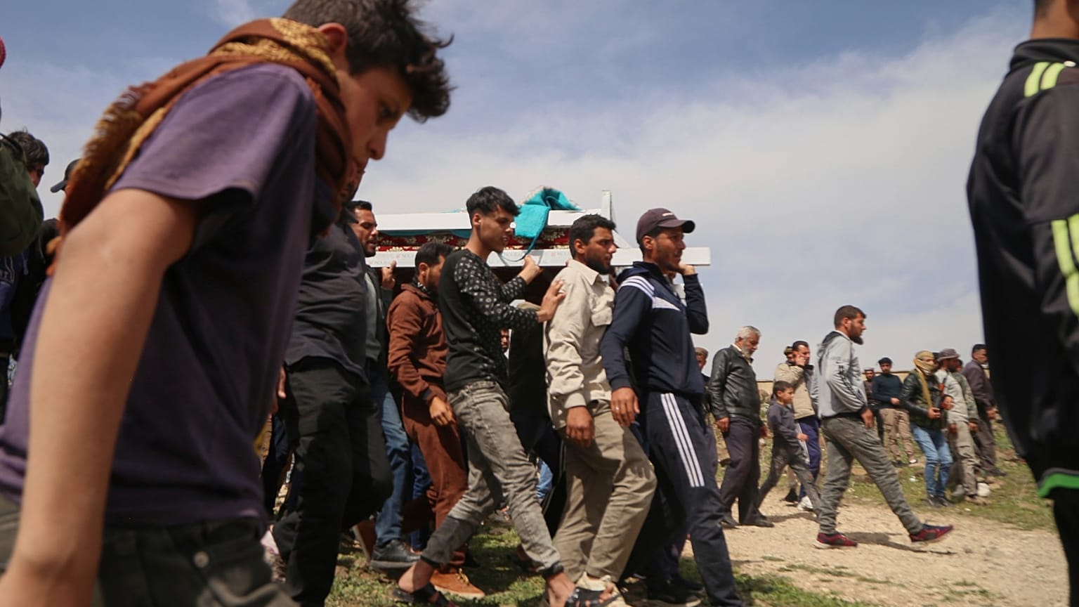 سكان محليون يحملون جثتي أيمن سالم السليمان وأيهم هايل حمدان اللتين قيل إنهما قتلا في هجوم إسرائيلي بطائرة بدون طيار أودى بحياة أربعة أشخاص على الأقل ، خلال جنازتهما في قرية كو
