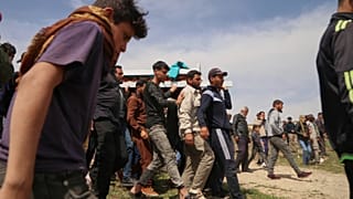 سكان محليون يحملون جثتي أيمن سالم السليمان وأيهم هايل حمدان اللتين قيل إنهما قتلا في هجوم إسرائيلي بطائرة بدون طيار أودى بحياة أربعة أشخاص على الأقل ، خلال جنازتهما في قرية كو