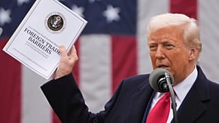 Başkan Donald Trump, Beyaz Saray'da yeni gümrük vergilerini açıklamak üzere düzenlenen bir etkinlikte.
