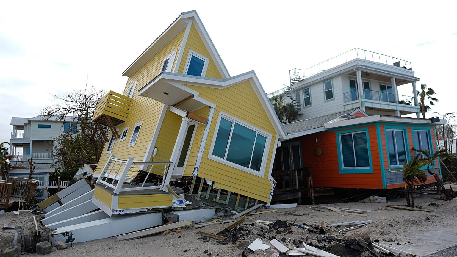 Una casa yace derribada de sus pilotes tras el paso del huracán Milton, en Bradenton Beach, en Anna Maria Island, Florida, 10 de octubre de 2024.