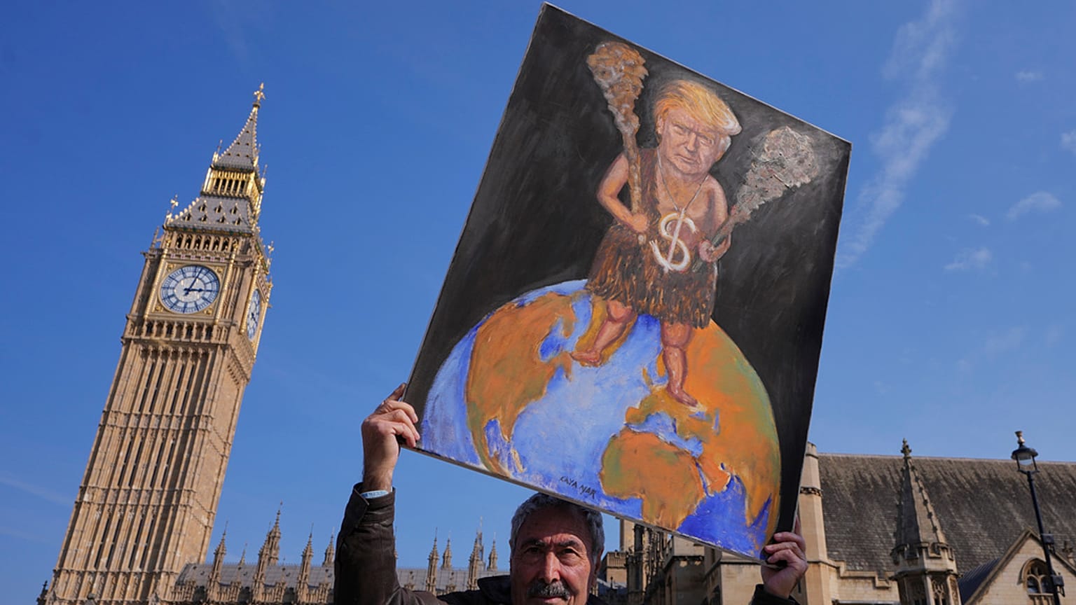 Ressam Kaya Mar, 3 Nisan 2025 Perşembe günü Londra'daki Westminster'da ABD Başkanı Donald Trump'ın tablosuyla poz veriyor.