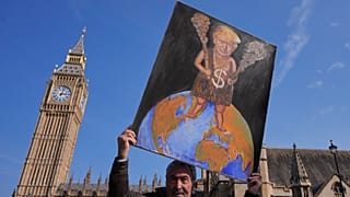 Ressam Kaya Mar, 3 Nisan 2025 Perşembe günü Londra'daki Westminster'da ABD Başkanı Donald Trump'ın tablosuyla poz veriyor.