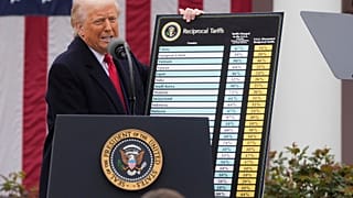 O Presidente Donald Trump fala durante um evento para anunciar novas tarifas no Jardim das Rosas da Casa Branca, quarta-feira, 2 de abril de 2025, em Washington.