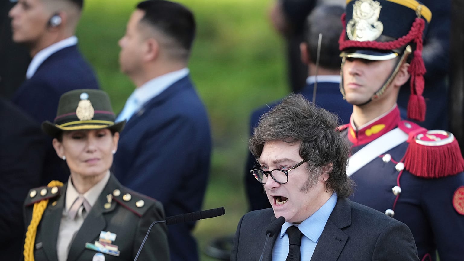 El presidente argentino, Javier Milei, habla durante una ceremonia en conmemoración del 43.º aniversario del conflicto entre Argentina y Reino Unido por las Islas Malvinas