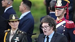 Ο πρόεδρος της Αργεντινής Χαβιέρ Μιλέι μιλάει σε τελετή για την 43η επέτειο της σύγκρουσης μεταξύ της Αργεντινής και του Ηνωμένου Βασιλείου για τα νησιά Μαλβίνας.