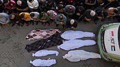 Palästinenser beten im Baptistenkrankenhaus in Gaza-Stadt über den Leichen ihrer Angehörigen, die bei einem israelischen Luftangriff getötet wurden, am Donnerstag, 3. April 2025