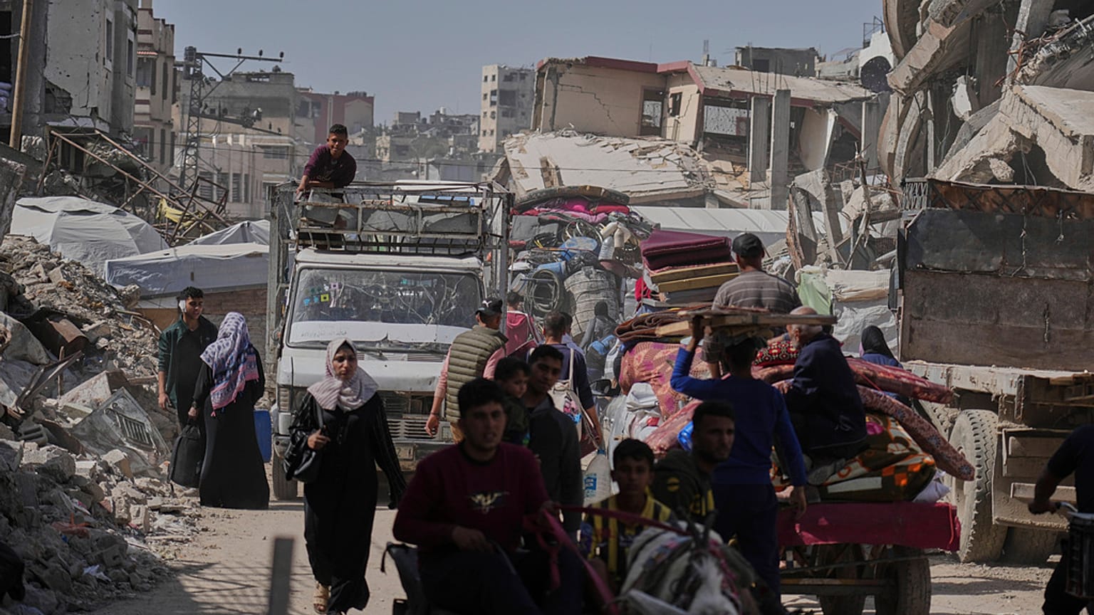 فلسطينيون نازحون يفرّون من حي الشجاعية في غزة، الخميس 3 نيسان/ أبريل 2025، عقب أوامر بالإخلاء أصدرتها القوات الإسرائيلية في المنطقة.