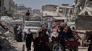 فلسطينيون نازحون يفرّون من حي الشجاعية في غزة، الخميس 3 نيسان/ أبريل 2025، عقب أوامر بالإخلاء أصدرتها القوات الإسرائيلية في المنطقة.
