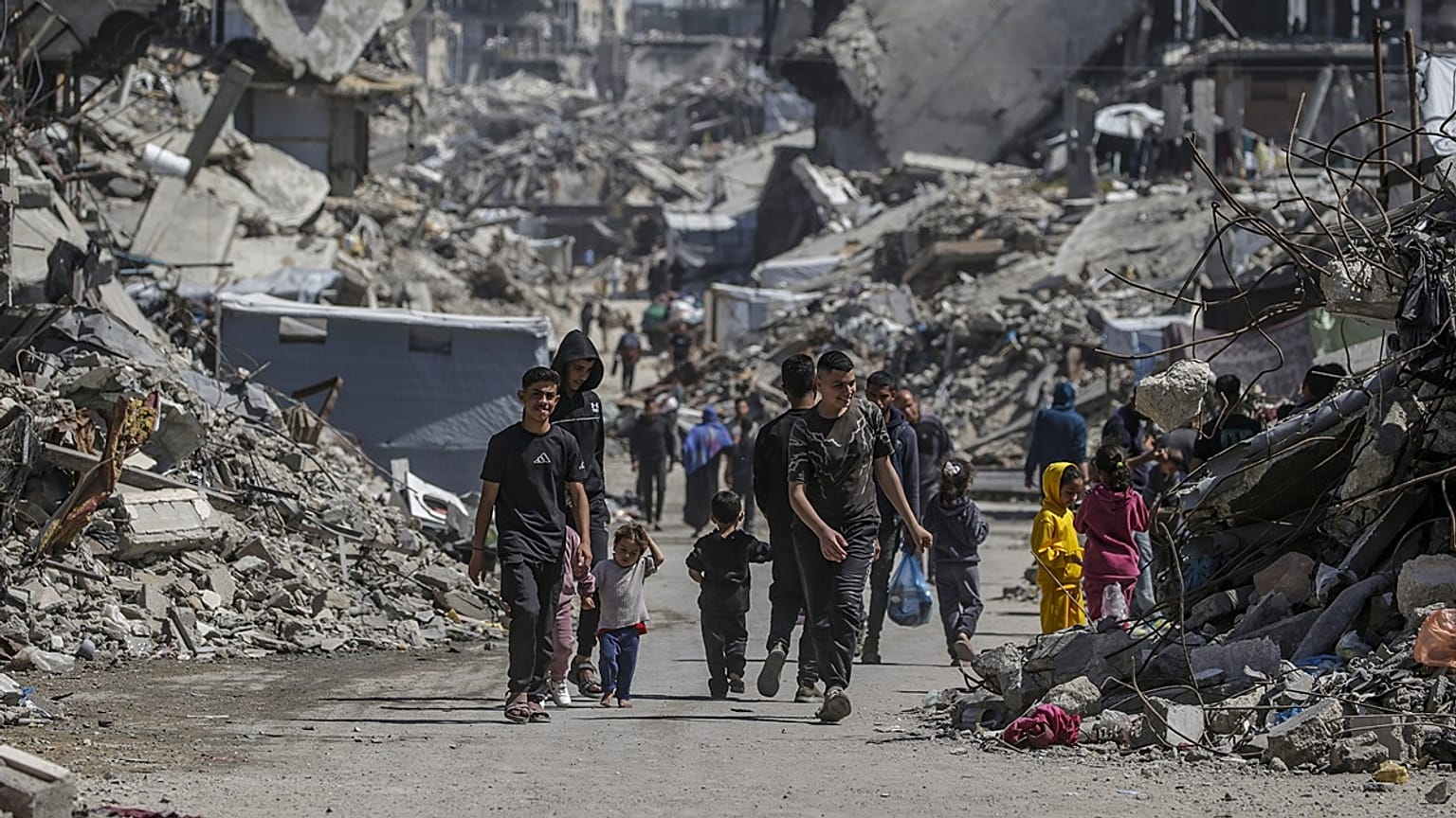 Palesztin belföldi menekültek az izraeli légicsapásokban lerombolt Dzsebalíjában, a Gázai övezet északi részén 2025. április 3-án