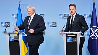 O Secretário-Geral da NATO, Mark Rutte, à direita, e o Ministro dos Negócios Estrangeiros da Ucrânia, Andrii Sybiha, preparam-se para falar aos meios de comunicação social na sede da NATO em Bruxelas, quinta-feira, 3 de abril de 2025