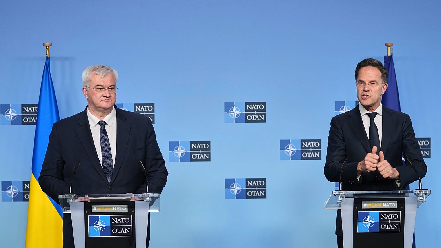 Andrij Szibiha ukrán külügyminiszter (balra) és Mark Rutte NATO-főtitkár közös sajtótájékoztatójukon Brüsszelben, 2025.ápriolis 3-án.