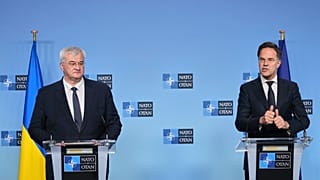 Andrij Szibiha ukrán külügyminiszter (balra) és Mark Rutte NATO-főtitkár közös sajtótájékoztatójukon Brüsszelben, 2025.ápriolis 3-án.