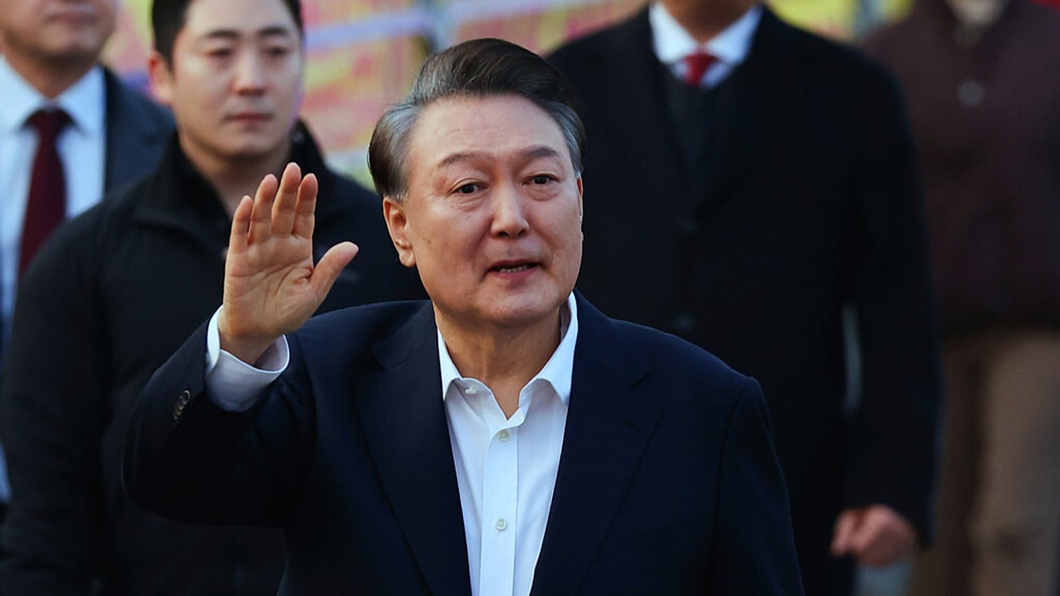 Obalony prezydent Korei Południowej Yoon Suk Yeol macha do swoich zwolenników, gdy wychodzi z aresztu śledczego w Uiwang w Korei Południowej, sobota, 8 marca 2025 r.