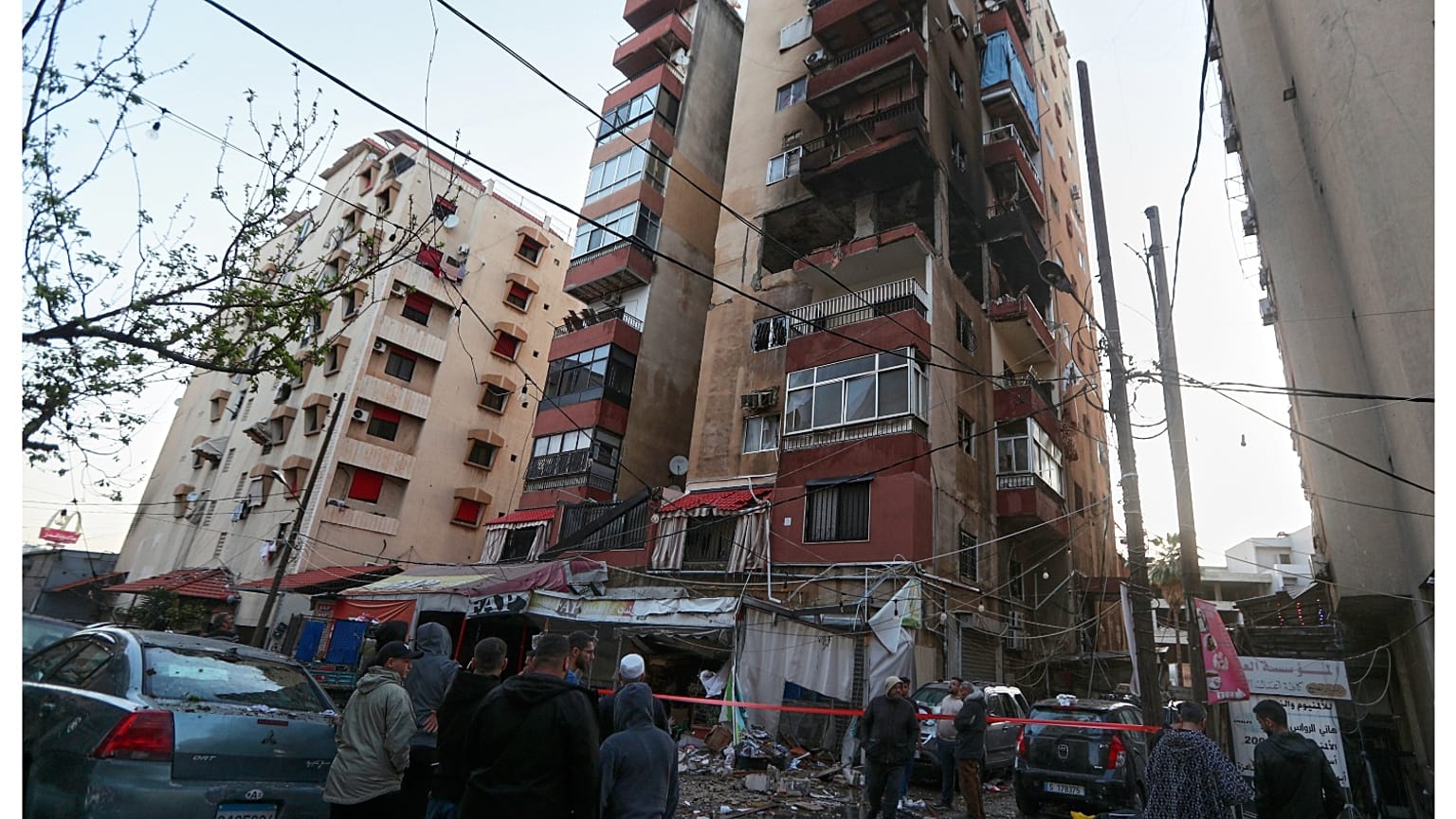 يتجمع السكان بالقرب من شقة مدمرة تعرضت لقصف إسرائيلي في مدينة صيدا الساحلية الجنوبية في لبنان، الجمعة 4 أبريل/نيسان 2025