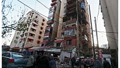 يتجمع السكان بالقرب من شقة مدمرة تعرضت لقصف إسرائيلي في مدينة صيدا الساحلية الجنوبية في لبنان، الجمعة 4 أبريل/نيسان 2025