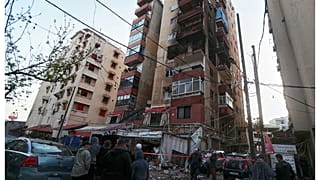 يتجمع السكان بالقرب من شقة مدمرة تعرضت لقصف إسرائيلي في مدينة صيدا الساحلية الجنوبية في لبنان، الجمعة 4 أبريل/نيسان 2025