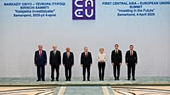 Die Staats- und Regierungschefs, die am ersten EU-Zentralasien-Gipfel teilnehmen, posieren am 4. April 2025 in Samrkand, Usbekistan, für ein Familienfoto.