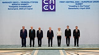 Οι ηγέτες που συμμετέχουν στην πρώτη σύνοδο κορυφής ΕΕ-Κεντρικής Ασίας ποζάρουν για μια οικογενειακή φωτογραφία, στο Σαμρκάντ του Ουζμπεκιστάν, στις 4 Απριλίου 2025.