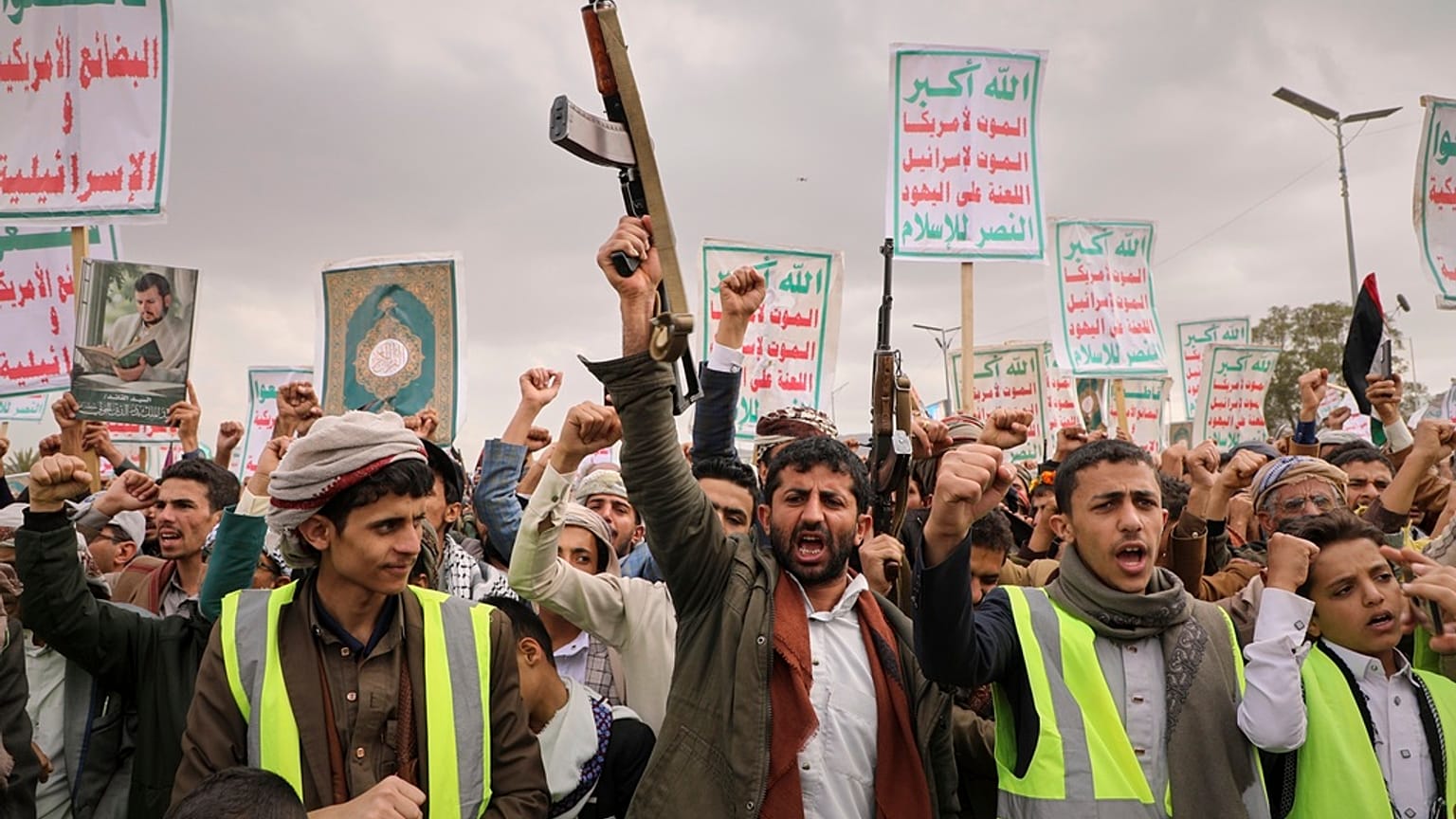 أنصار الحوثيين خلال تجمع أسبوعي مناهض للولايات المتحدة وإسرائيل في صنعاء، اليمن، يوم الجمعة 28 مارس 2025.