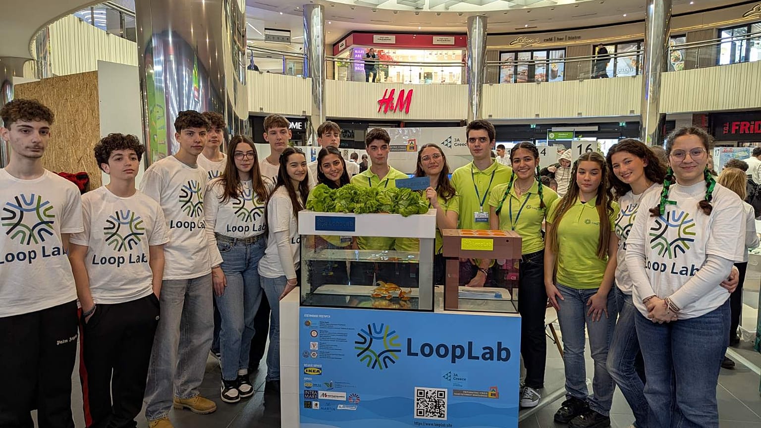 Τα μέλη της Μαθητικής Επιχείρησης Loop Lab του Πειραματικού Λυκείου του Πανεπιστημίου Μακεδονίας