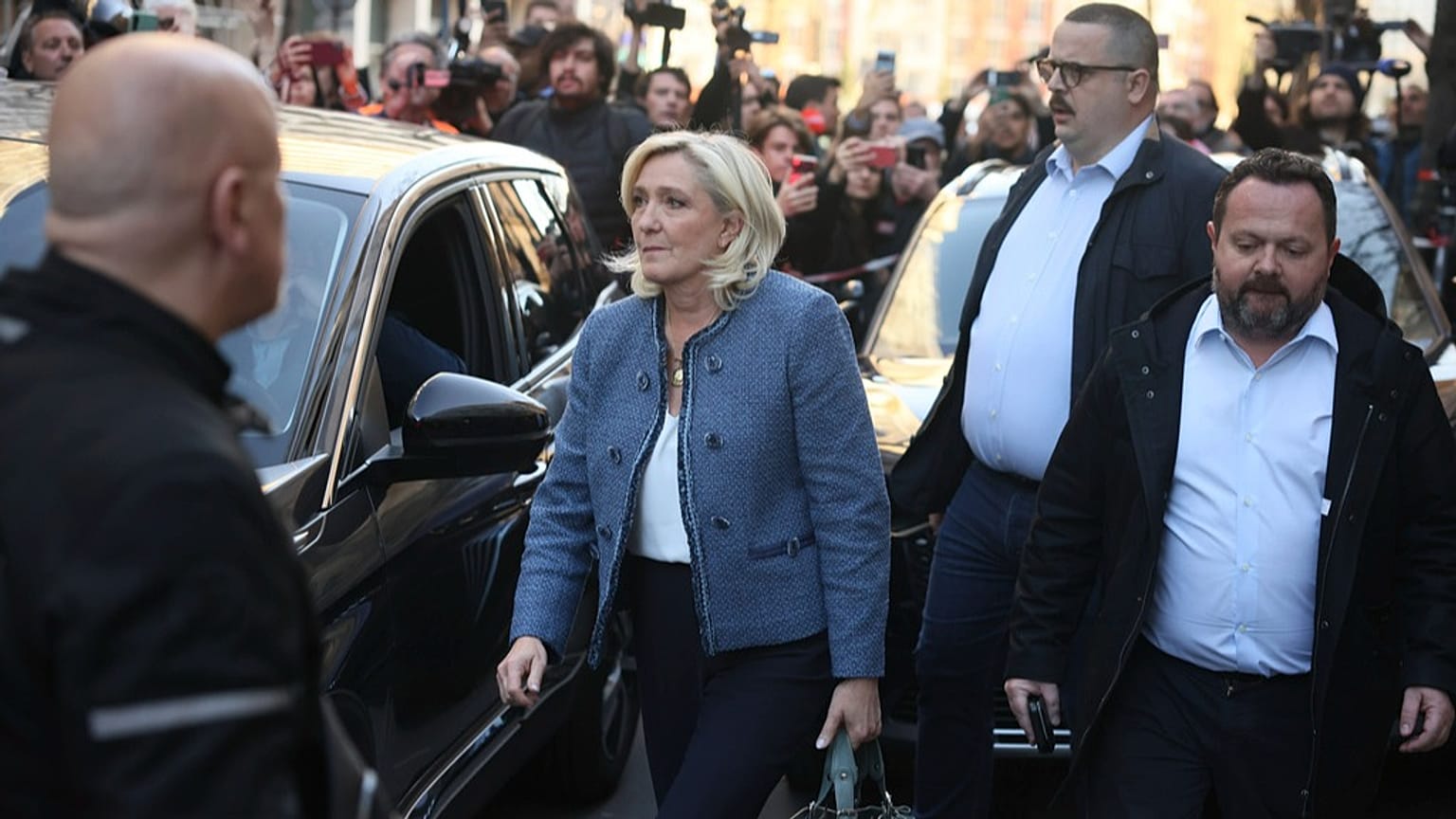 Marine Le Pen quitte le siège du RN après sa condamnation, à Paris, le 31 mars 2025.