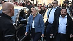 Marine Le Pen lascia la sede del Rn dopo la condanna a Parigi il 31 marzo 2025.