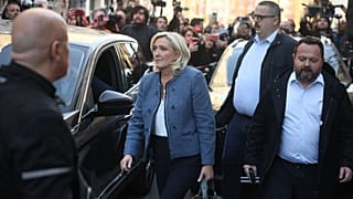 Marine Le Pen quitte le siège du RN après sa condamnation, à Paris, le 31 mars 2025.